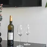 Modern - Fuer Freunde & Familien, Stadtnah, Parkplatz, E-ladestation, Gitterbox Fuer Fahrraeder, Fitnessstudio, Digitale Gaestemappe Mit Restaurant- Und Unternehmenstipps *