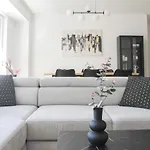 Modern - Fuer Freunde & Familien, Stadtnah, Parkplatz, E-ladestation, Gitterbox Fuer Fahrraeder, Fitnessstudio, Digitale Gaestemappe Mit Restaurant- Und Unternehmenstipps *