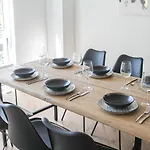 Modern - Fuer Freunde & Familien, Stadtnah, Parkplatz, E-ladestation, Gitterbox Fuer Fahrraeder, Fitnessstudio, Digitale Gaestemappe Mit Restaurant- Und Unternehmenstipps 코블렌츠
