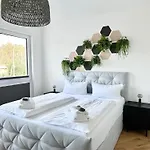 Modern - Fuer Freunde & Familien, Stadtnah, Parkplatz, E-ladestation, Gitterbox Fuer Fahrraeder, Fitnessstudio, Digitale Gaestemappe Mit Restaurant- Und Unternehmenstipps 아파트