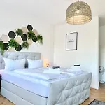 Modern - Fuer Freunde & Familien, Stadtnah, Parkplatz, E-ladestation, Gitterbox Fuer Fahrraeder, Fitnessstudio, Digitale Gaestemappe Mit Restaurant- Und Unternehmenstipps 아파트