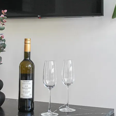 Modern - Fuer Freunde & Familien, Stadtnah, Parkplatz, E-ladestation, Gitterbox Fuer Fahrraeder, Fitnessstudio, Digitale Gaestemappe Mit Restaurant- Und Unternehmenstipps *