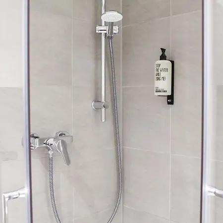 Modern - Fuer Freunde & Familien, Stadtnah, Parkplatz, E-ladestation, Gitterbox Fuer Fahrraeder, Fitnessstudio, Digitale Gaestemappe Mit Restaurant- Und Unternehmenstipps * 科布倫茨