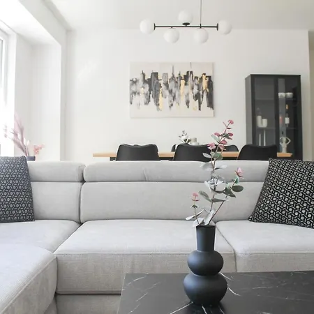 Modern - Fuer Freunde & Familien, Stadtnah, Parkplatz, E-ladestation, Gitterbox Fuer Fahrraeder, Fitnessstudio, Digitale Gaestemappe Mit Restaurant- Und Unternehmenstipps *